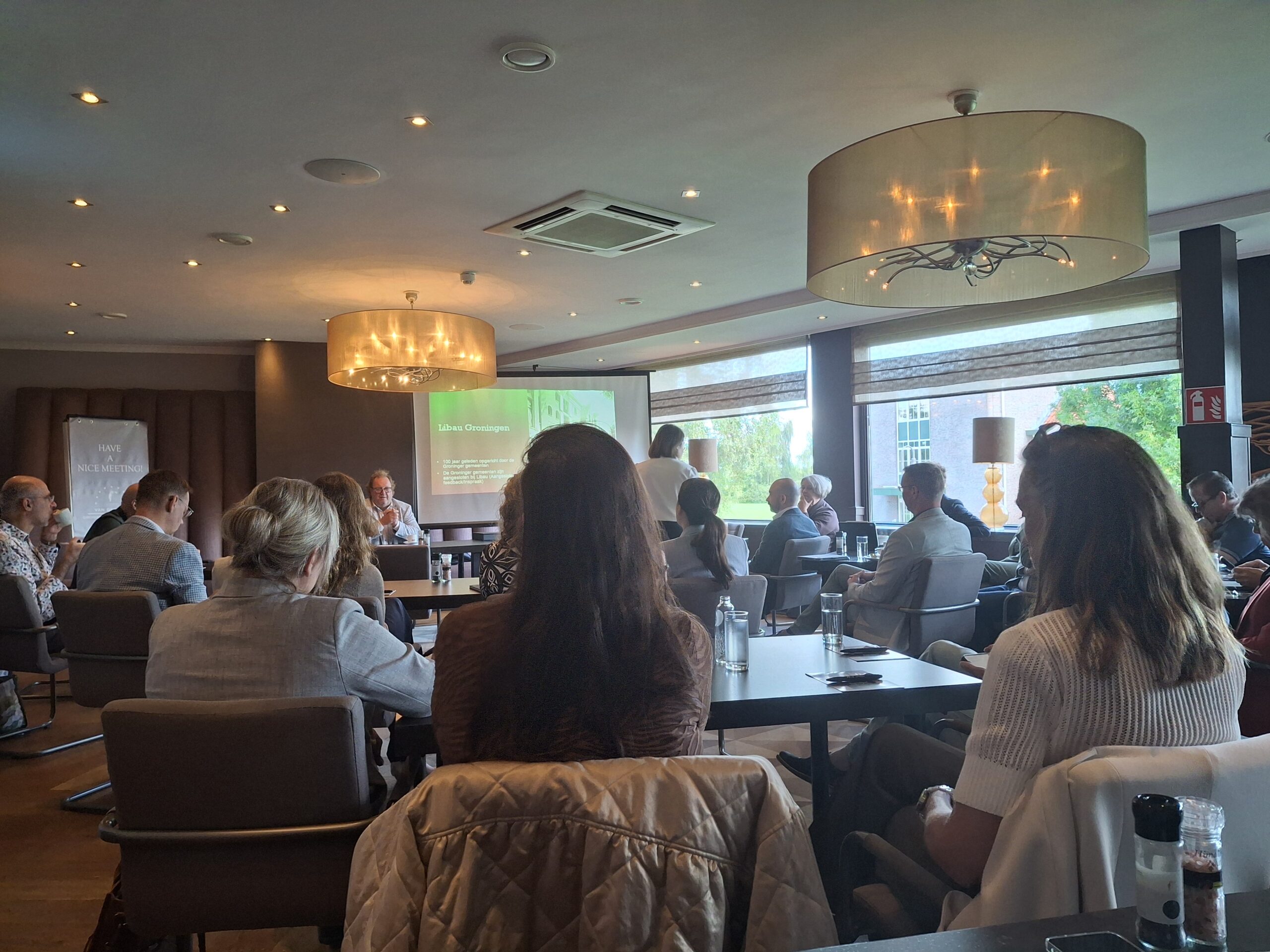 Bestuurders en samenwerkingspartners tijdens het VGG Bestuurlijk Overleg Ruimte, Wonen, Water, Landelijk Gebied, Waterketen en Klimaatadaptatie in Westerbroek.