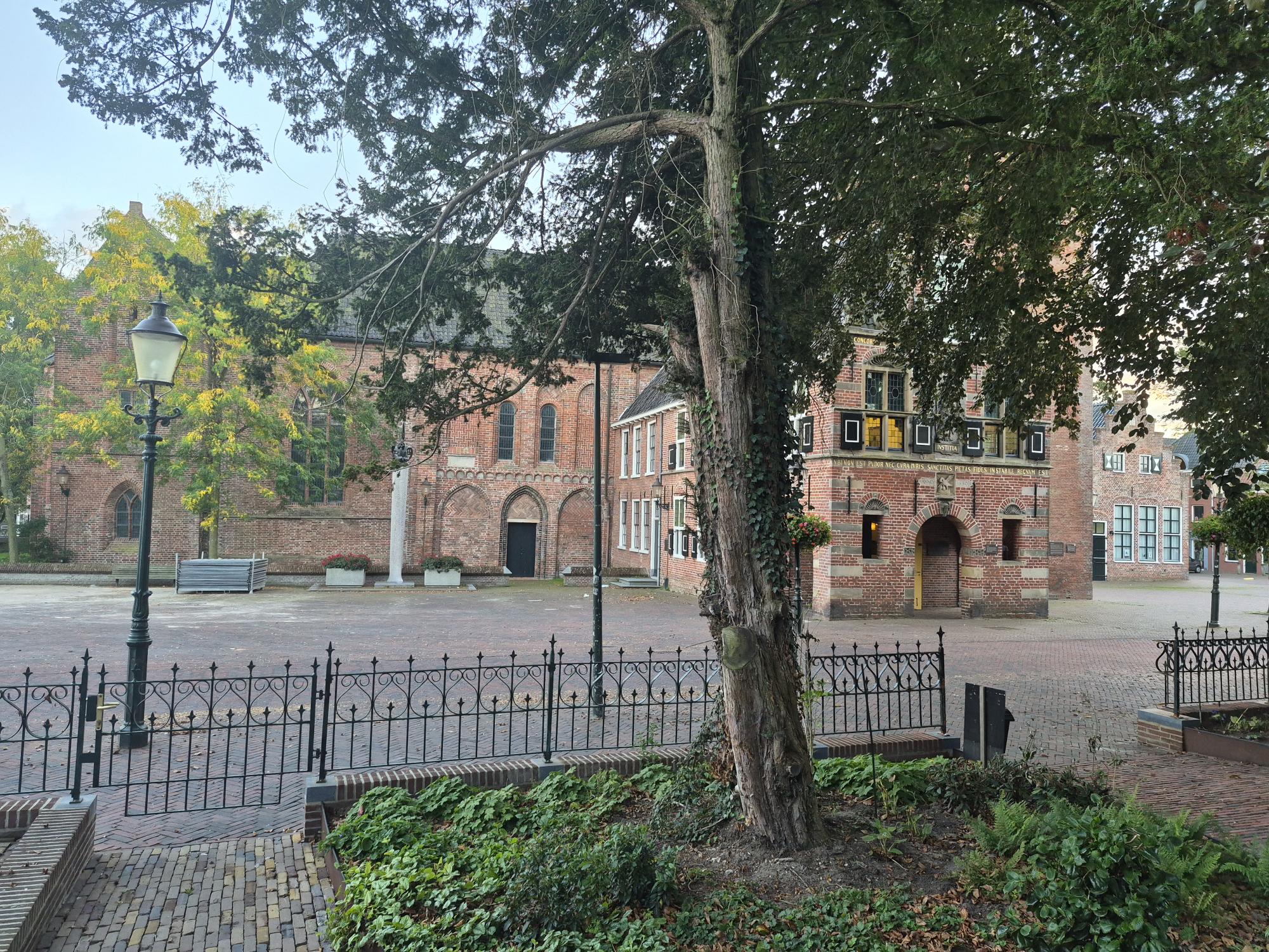 Historisch raadhuis van Appingedam, gezien vanaf een plein