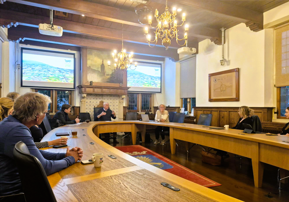 Raadsleden van Groningse gemeenten tijdens de bijeenkomst van de Klankbordgroep Raadsleden van de VGG in het Oude Raadhuis van Appingedam.