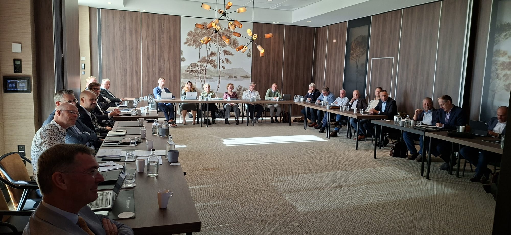 Bestuurders en portefeuillehouders financiën uit Groningen, Friesland en Drenthe in overleg tijdens het Breed Bestuurlijk Overleg Gemeentefinanciën.