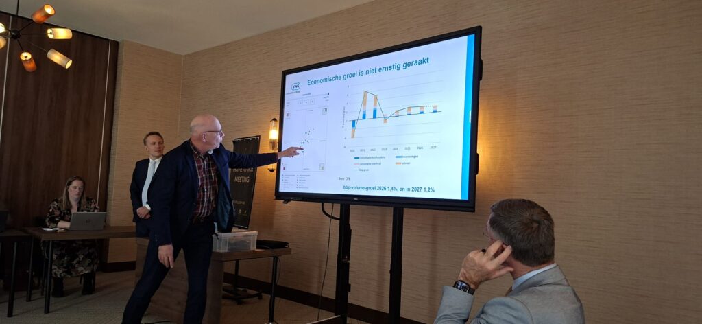 Presentatie tijdens het Breed Bestuurlijk Overleg Gemeentefinanciën met deelnemers in een vergaderzaal en een presentatie op een scherm.