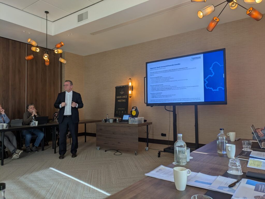 Presentatie tijdens het Breed Bestuurlijk Overleg Gemeentefinanciën in een vergaderzaal.